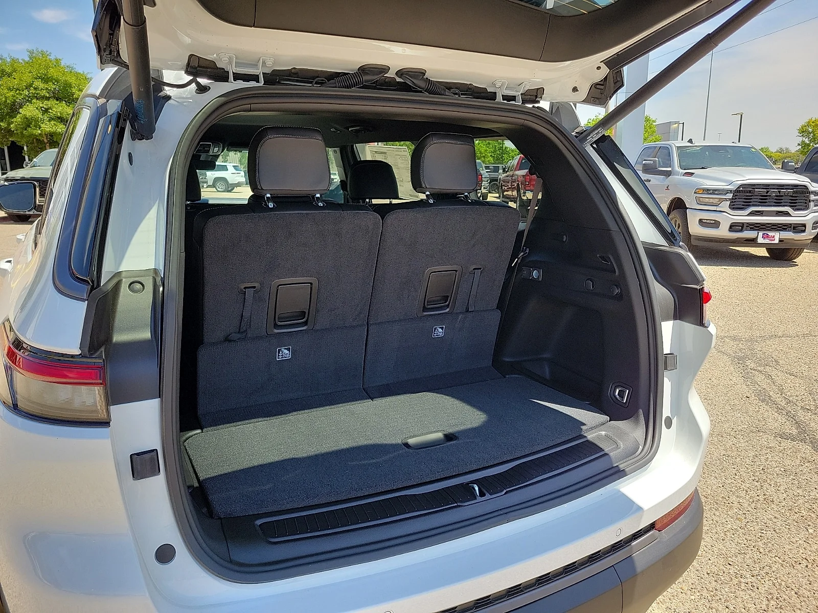 New 2026 PW7 Bright Whit Jeep L LAREDO ALTITUDE 4X4 image 8