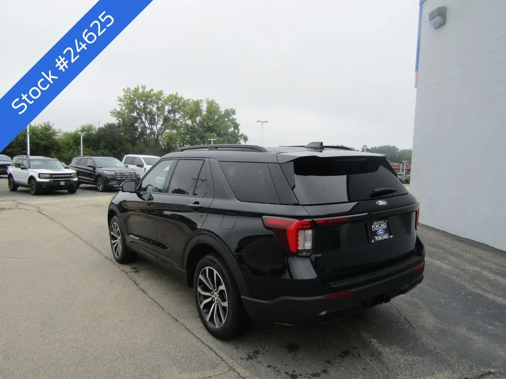 New 2027 Agate Black Metallic Ford ST-Line image 5