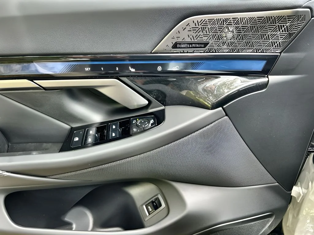 2025 BMW i5 M60 - Photo 17