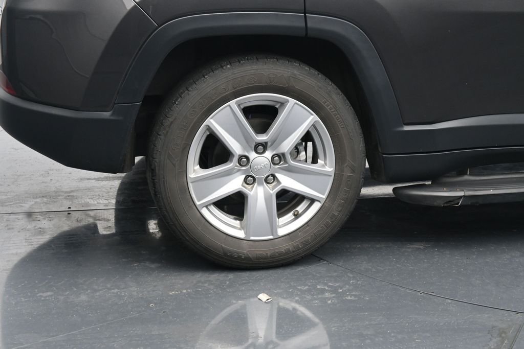 Used 2022 Gray Jeep Latitude image 10