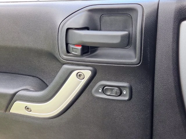 Used 2015 Silver Jeep Unlimited Rubicon image 28