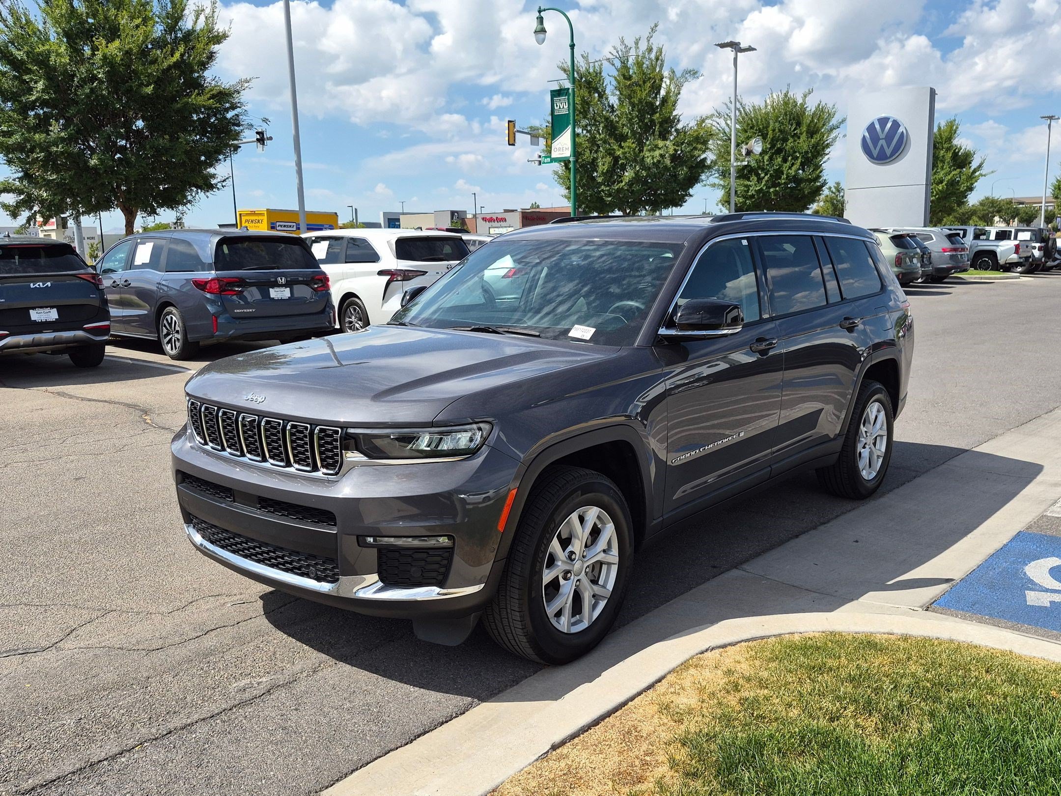 Used 2023 Baltic Gray Metallic Clearcoat Jeep Limited image 9