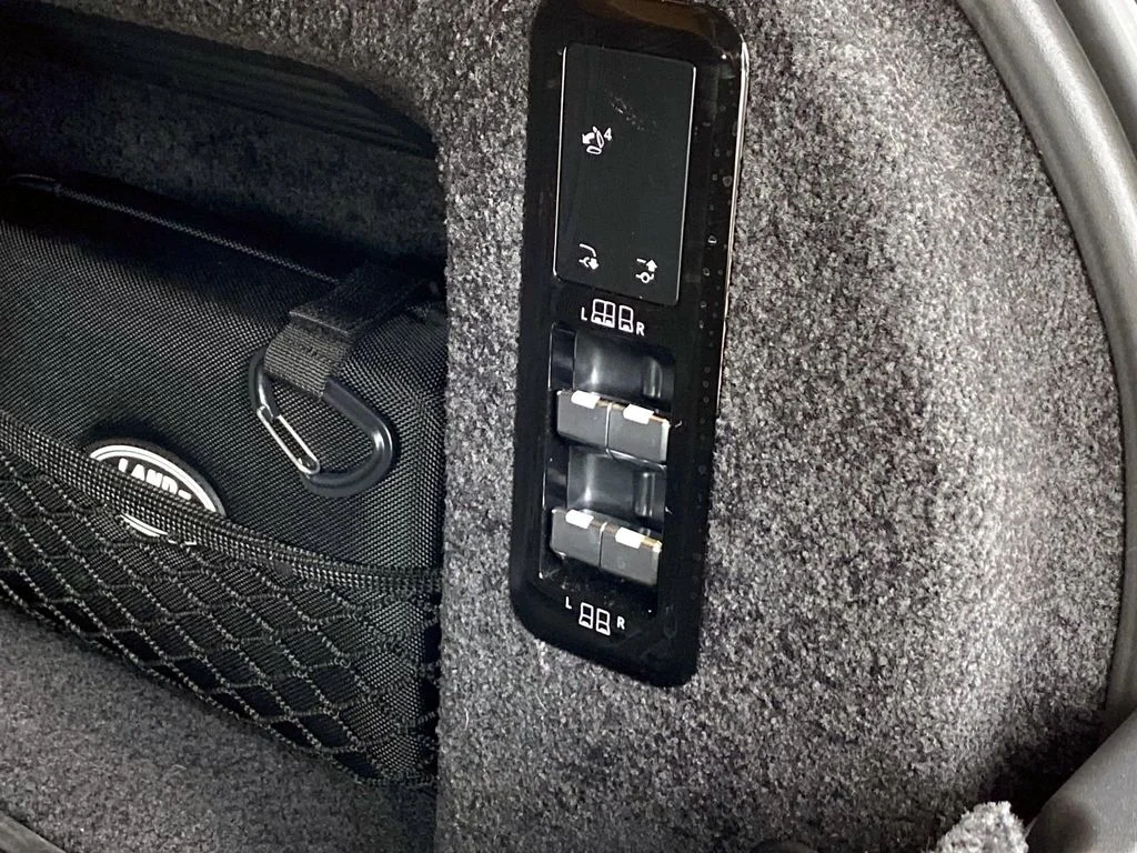 Used 2025  Land Rover SE image 7