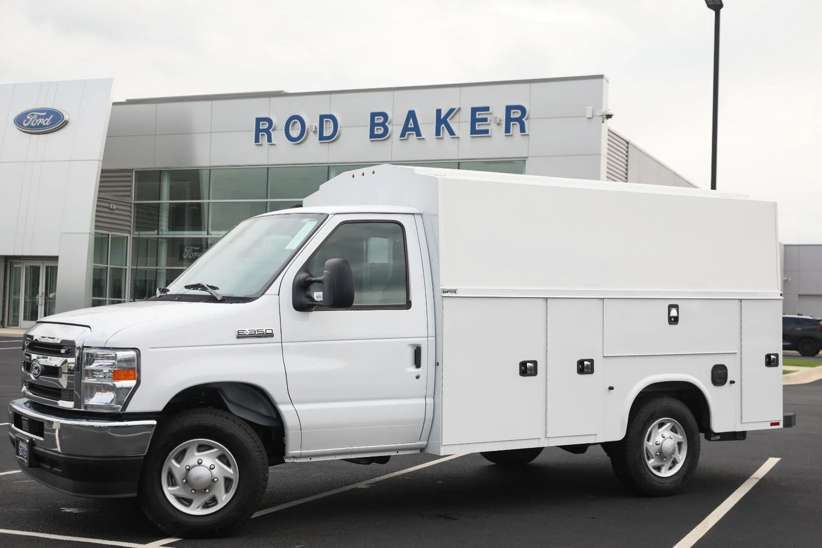 New 2027 Oxford White Ford E-350 SRW image 5