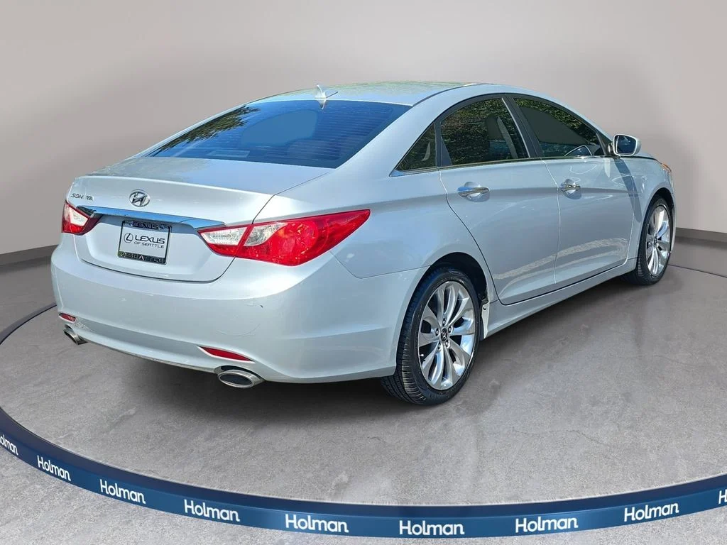 Used 2011 Silver Hyundai SE image 6