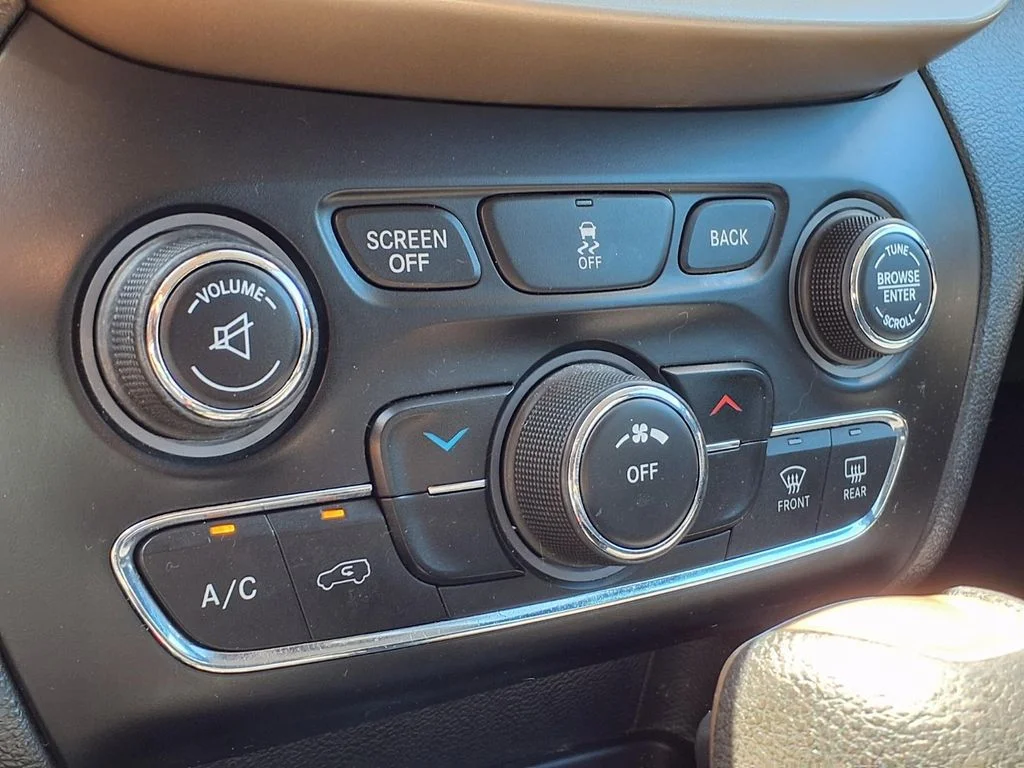 Used 2018 Black Jeep Latitude image 18
