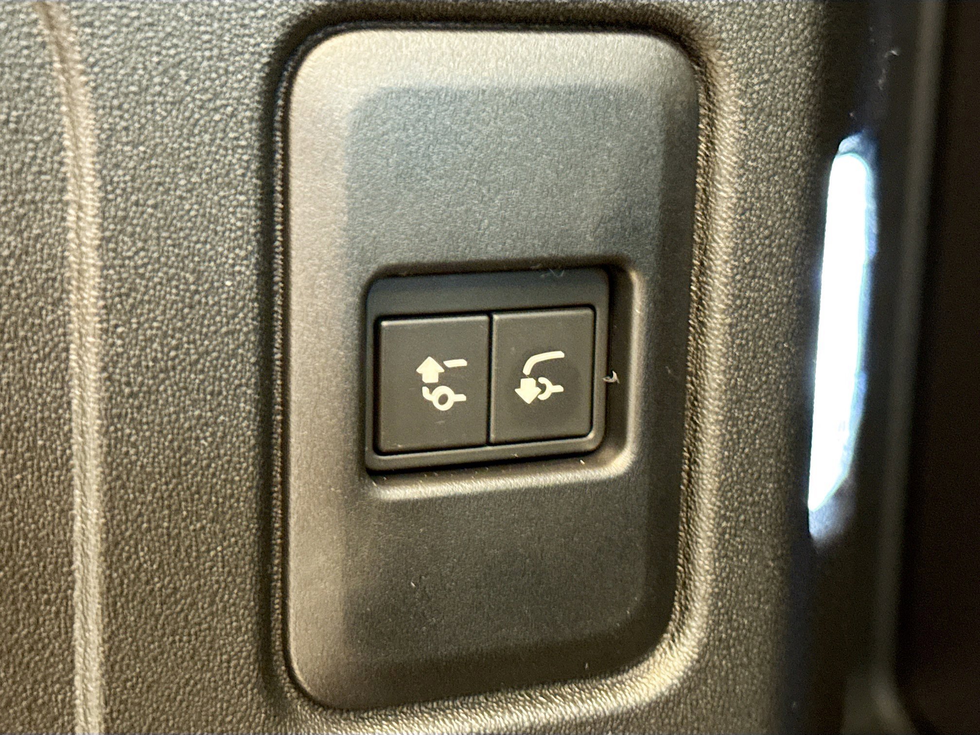 New 2026 Woolstone Green Land Rover X-Dynamic SE image 13