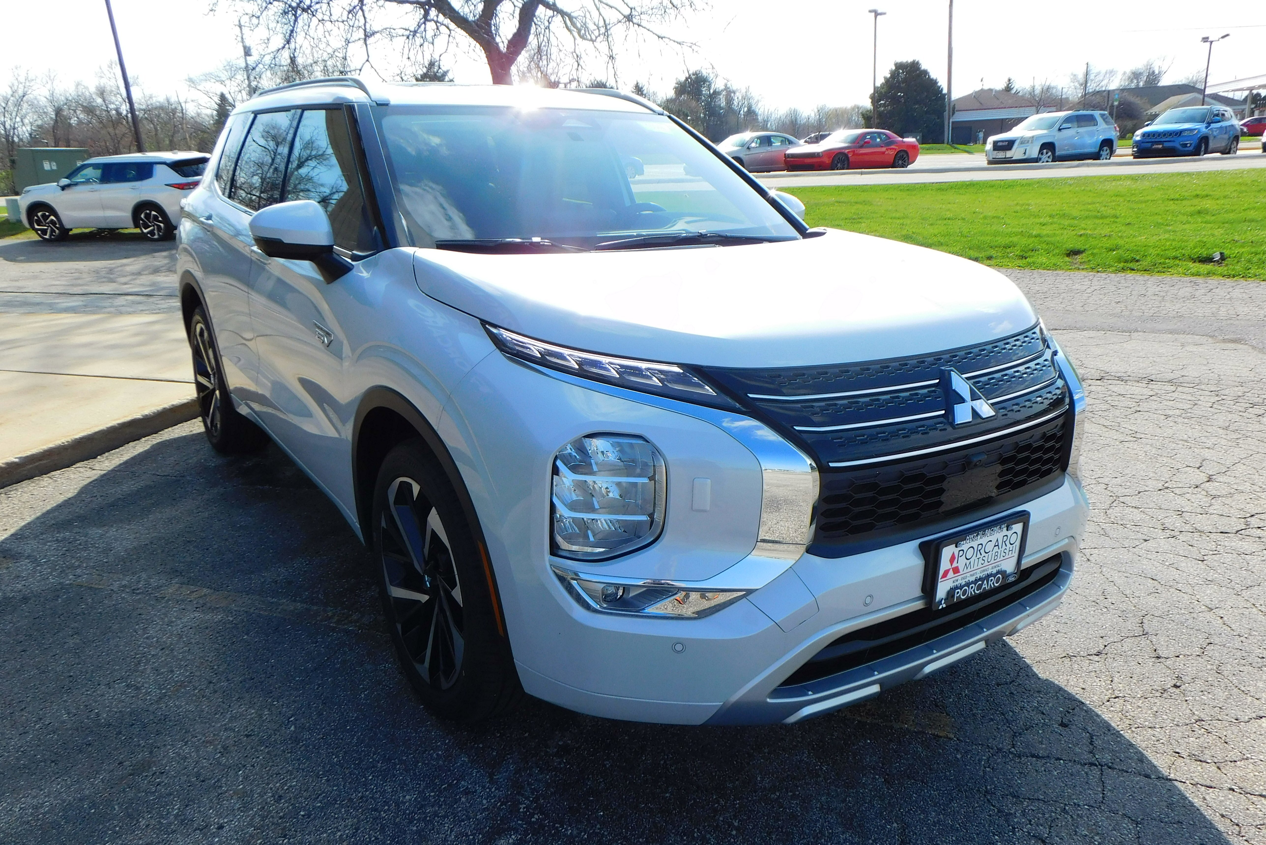 Used 2025 WHITE DIMD Mitsubishi SEL Platinum Edition image 9