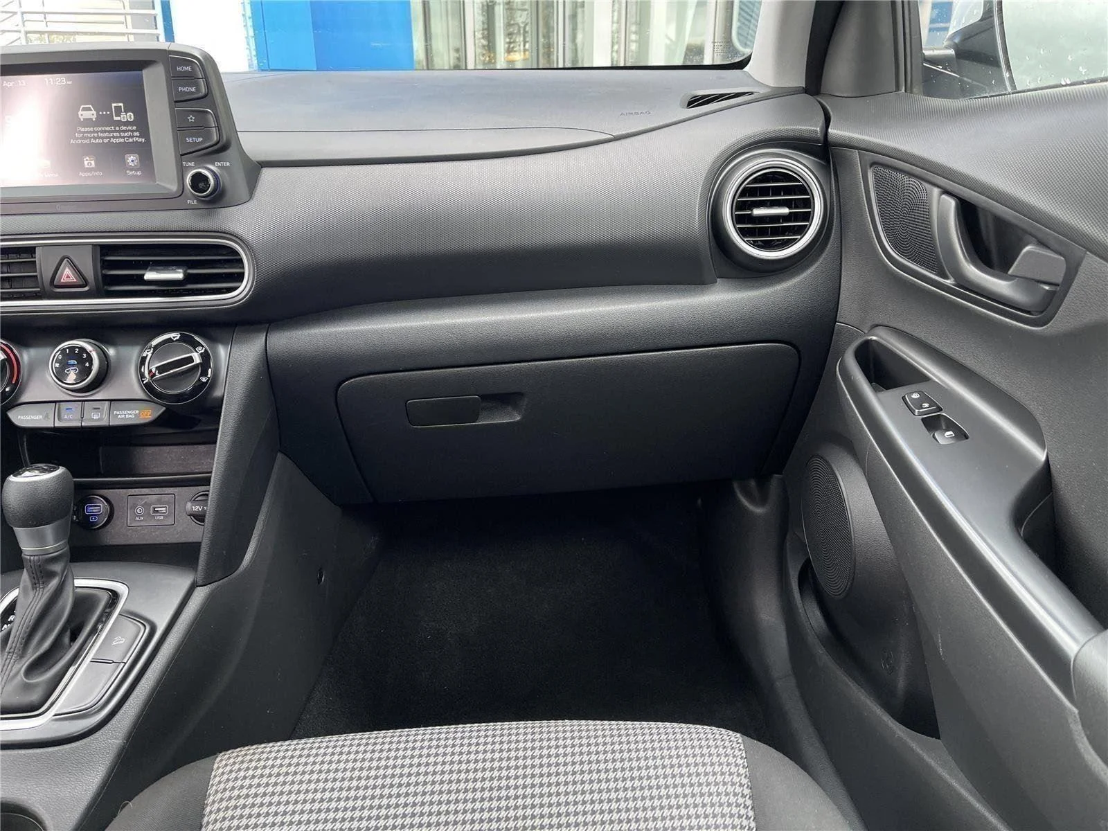 Used 2020 Chalk White Hyundai SE image 27