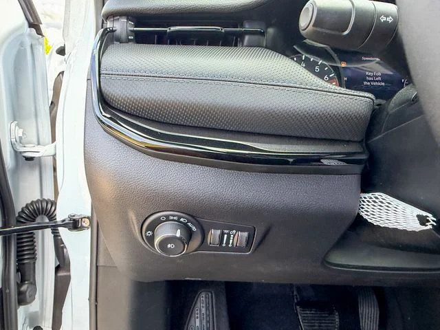 New 2026 Bright White Clear-Coat Exterior Paint Jeep Latitude image 18