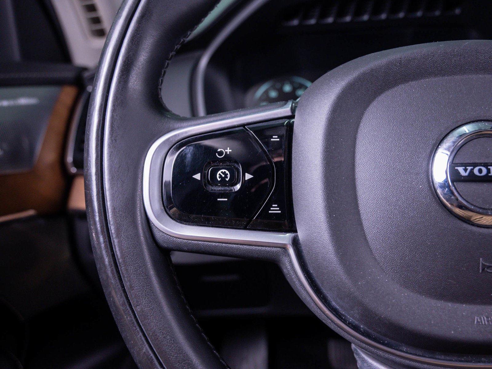 Used 2018 Onyx Black Metallic Volvo Inscription image 23