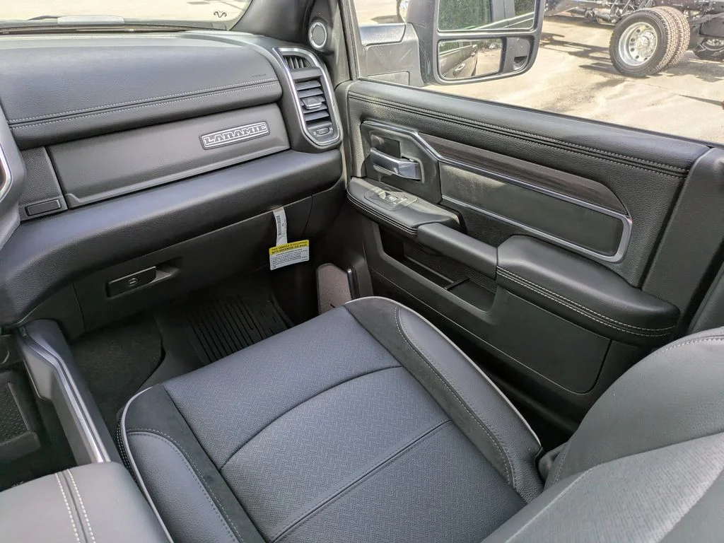 New 2026 Granite Crystal Metallic Clear-Coat Exterior Paint RAM Laramie image 20