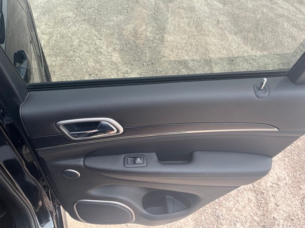 Used 2018 Diamond Black Jeep Overland image 32