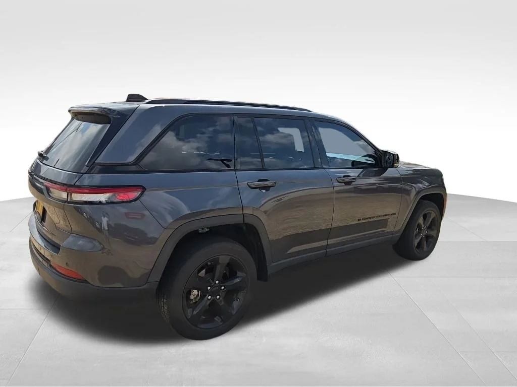Used 2023 Gray Jeep Altitude X image 7