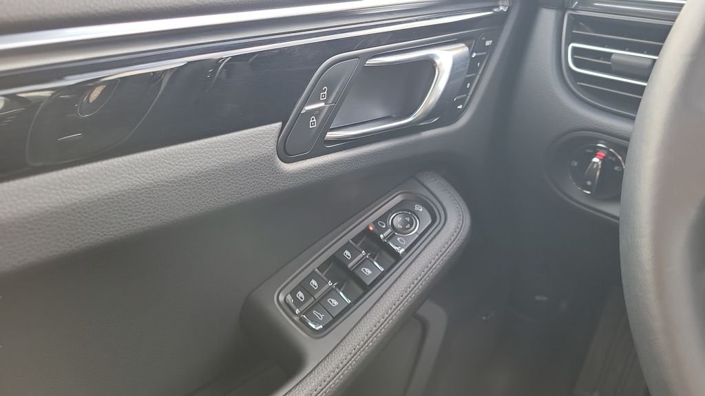 Used 2025  Porsche Base image 19