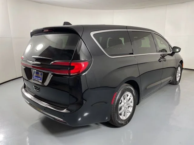 2025 Chrysler Pacifica Select - Photo 8