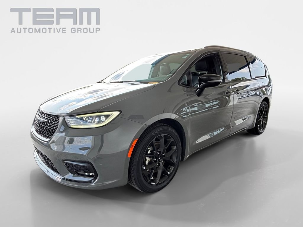 Used 2025 White Chrysler Limited image 3