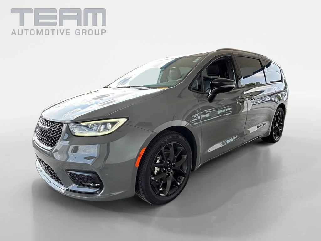 Used 2025 White Chrysler Limited image 3