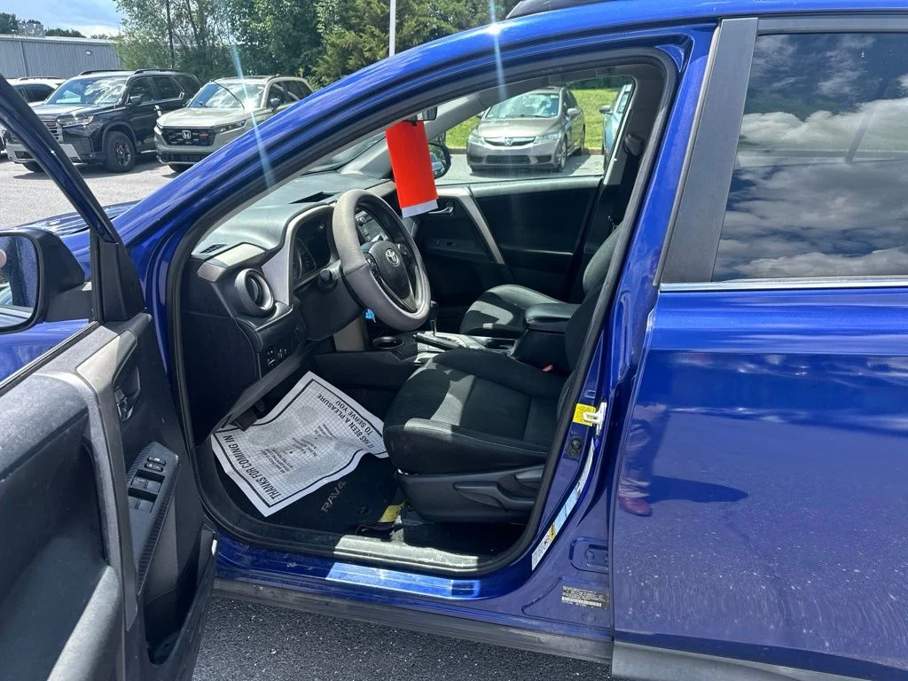 Used 2015 Blue Toyota XLE image 9