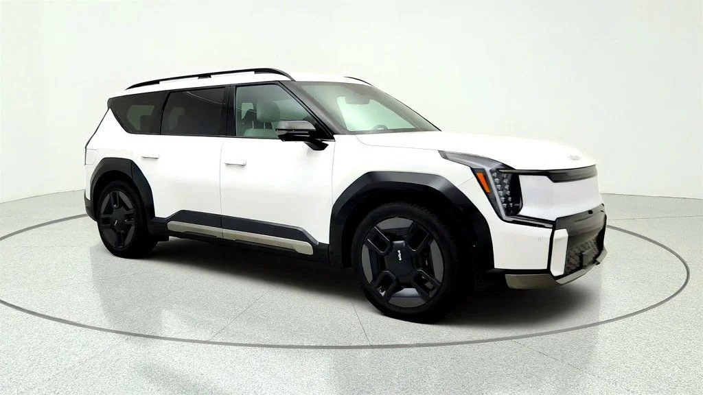 Used 2026 Glacial White Kia GT-Line AWD image 3