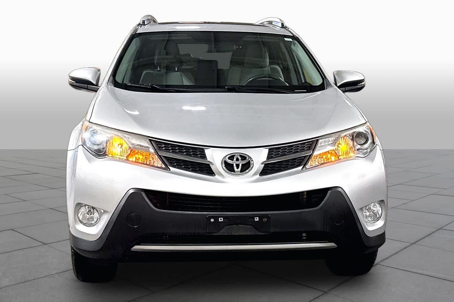 Used 2015 Classic Silver Metallic Toyota XLE image 4