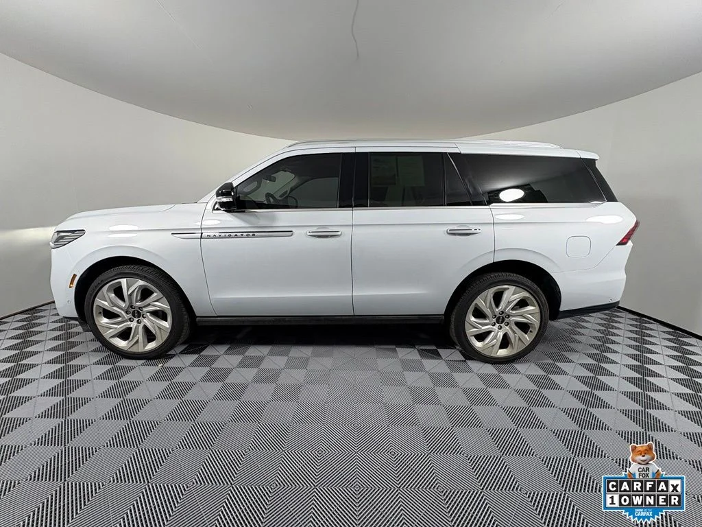 Used 2025 White Lincoln Reserve image 13