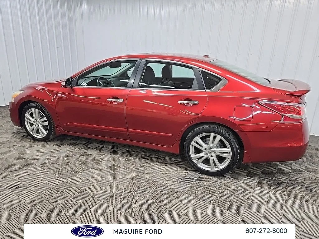 Used 2015 Red Nissan 3.5 SL image 4