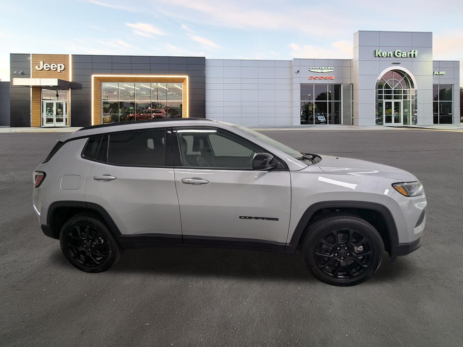 New 2026 Silver Zynith Metallic Clear-Coat Exterior Paint Jeep Latitude Altitude image 3