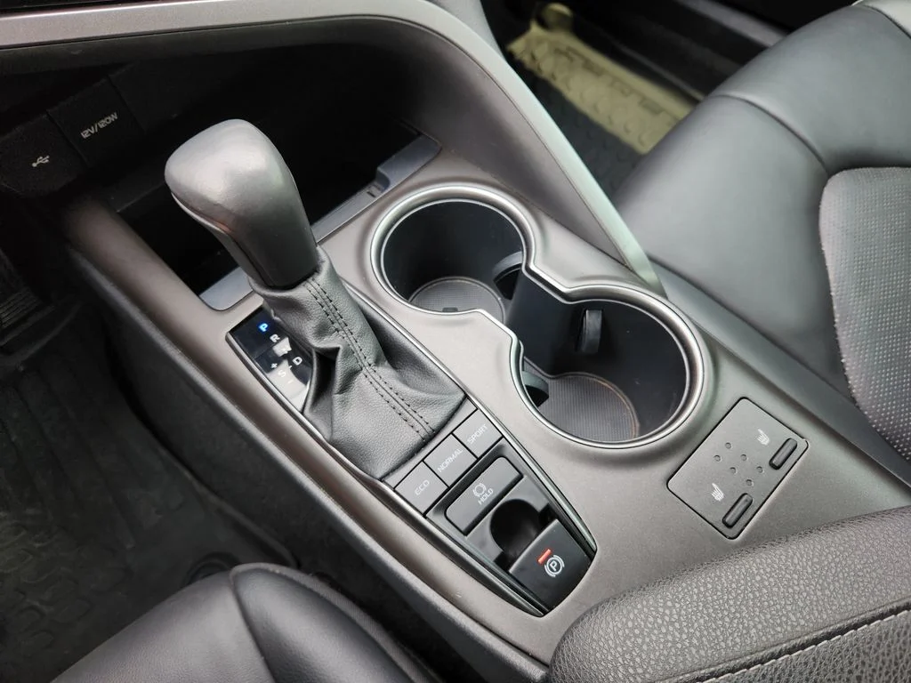 Used 2022 Wind Chill Pearl Toyota XSE image 22
