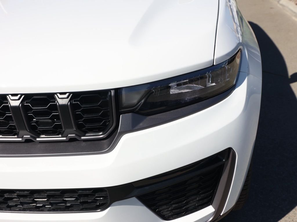 New 2026 Bright White Clear-Coat Exterior Paint Jeep Limited image 9