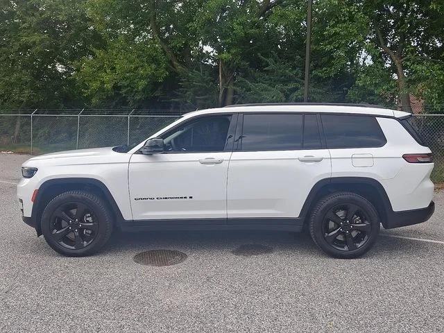 Used 2023 White Jeep Limited image 5