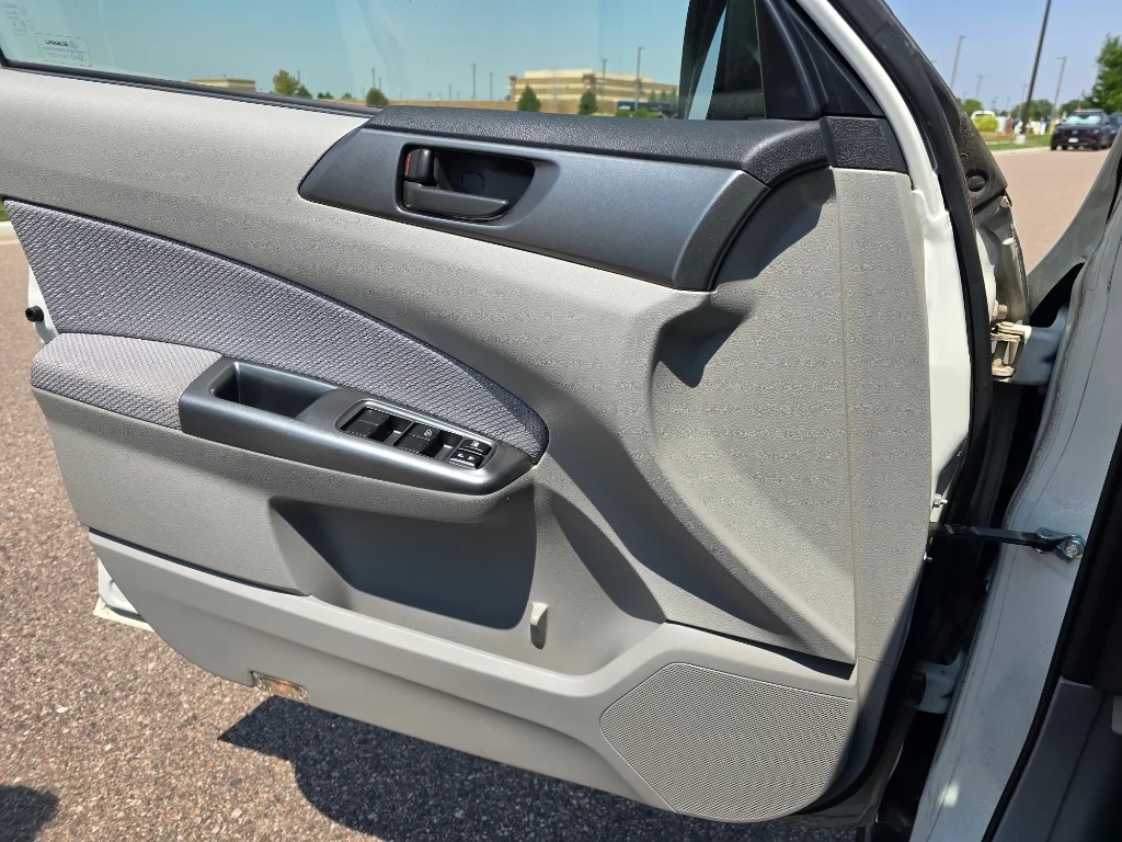 Used 2013 Satin White Pearl Subaru 2.5X image 17