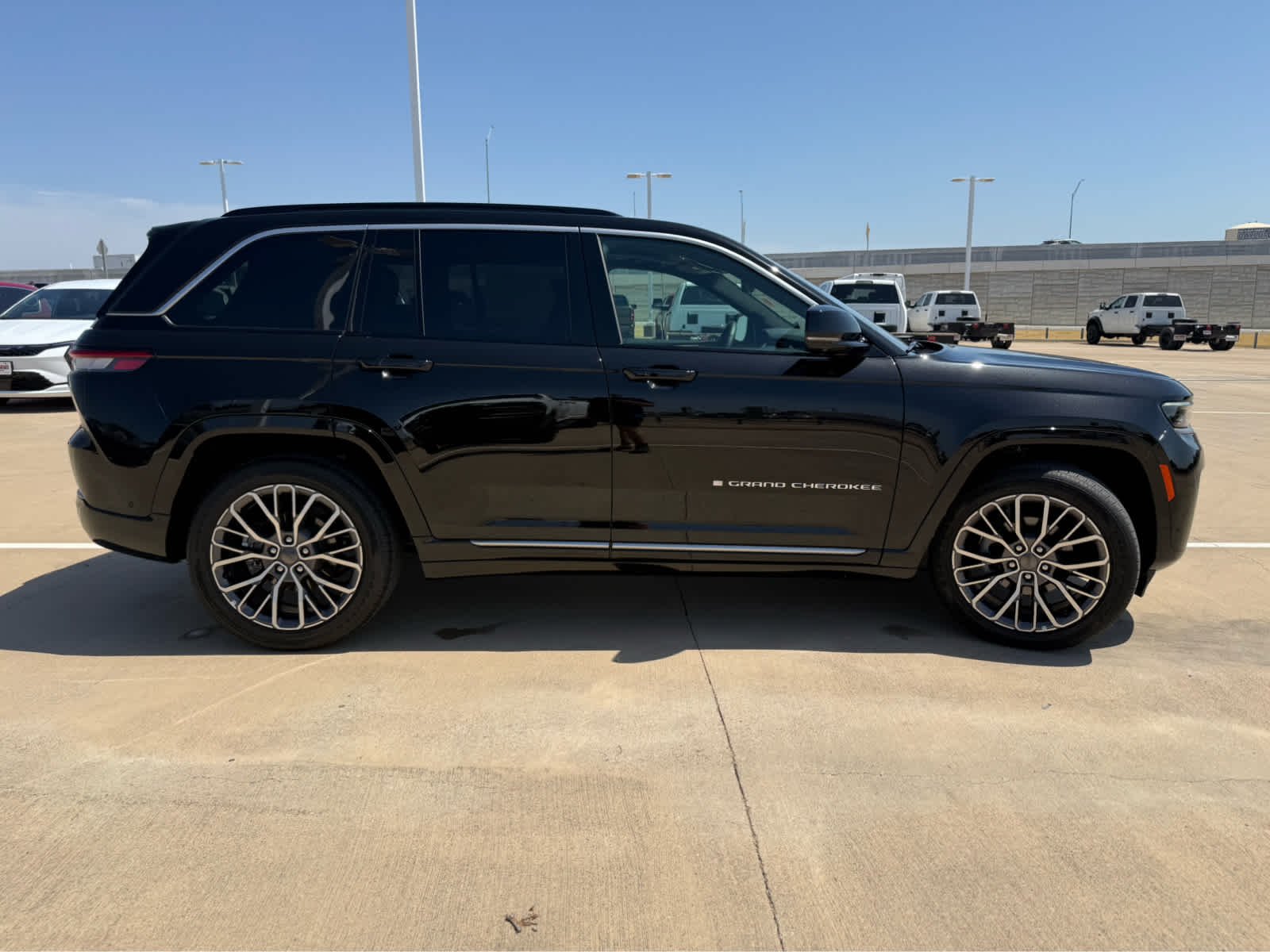New 2026 Diamond Black Crystal Pearl-Coat Exterior Paint Jeep Summit image 5