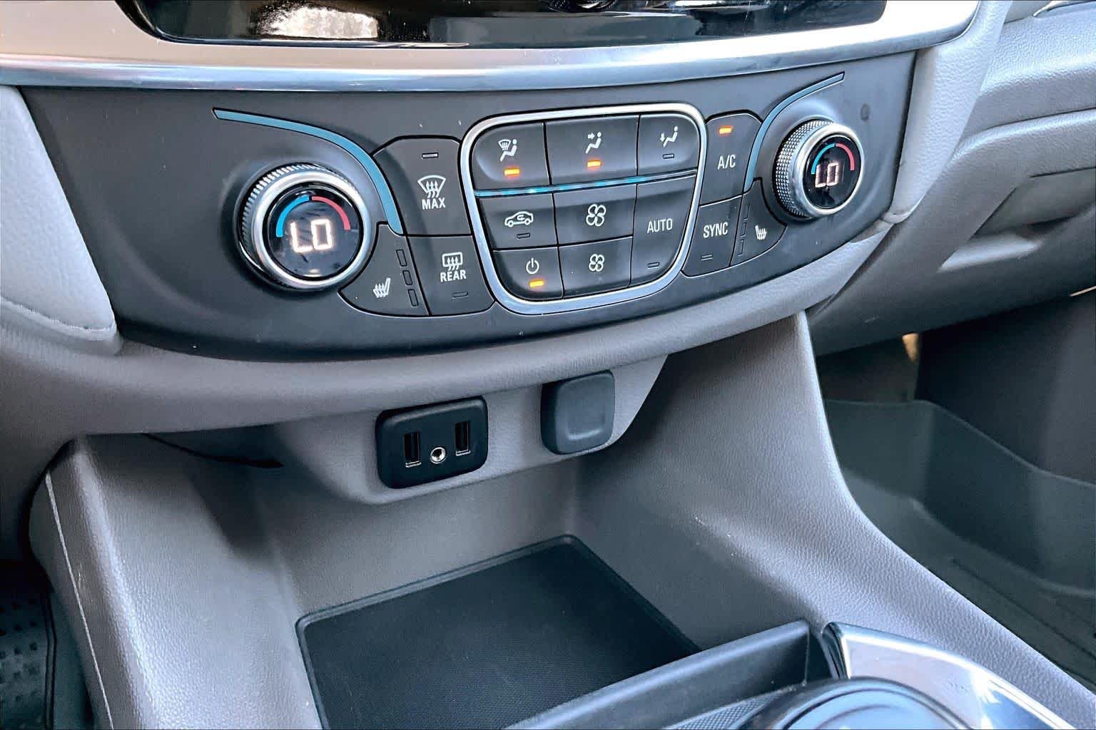 Used 2018 Iridescent Pearl Tricoat Chevrolet LT Cloth image 32