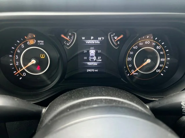 Used 2024  Jeep Sport image 10