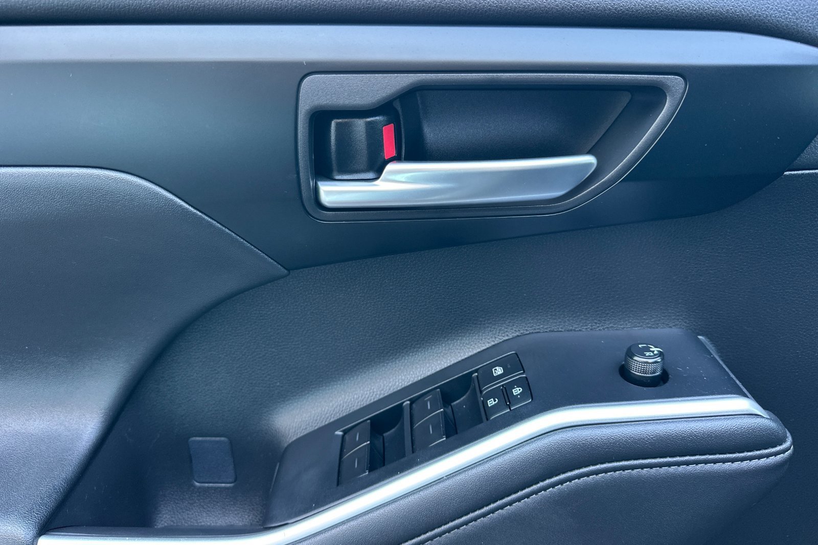2025 Toyota Highlander LE - Photo 11
