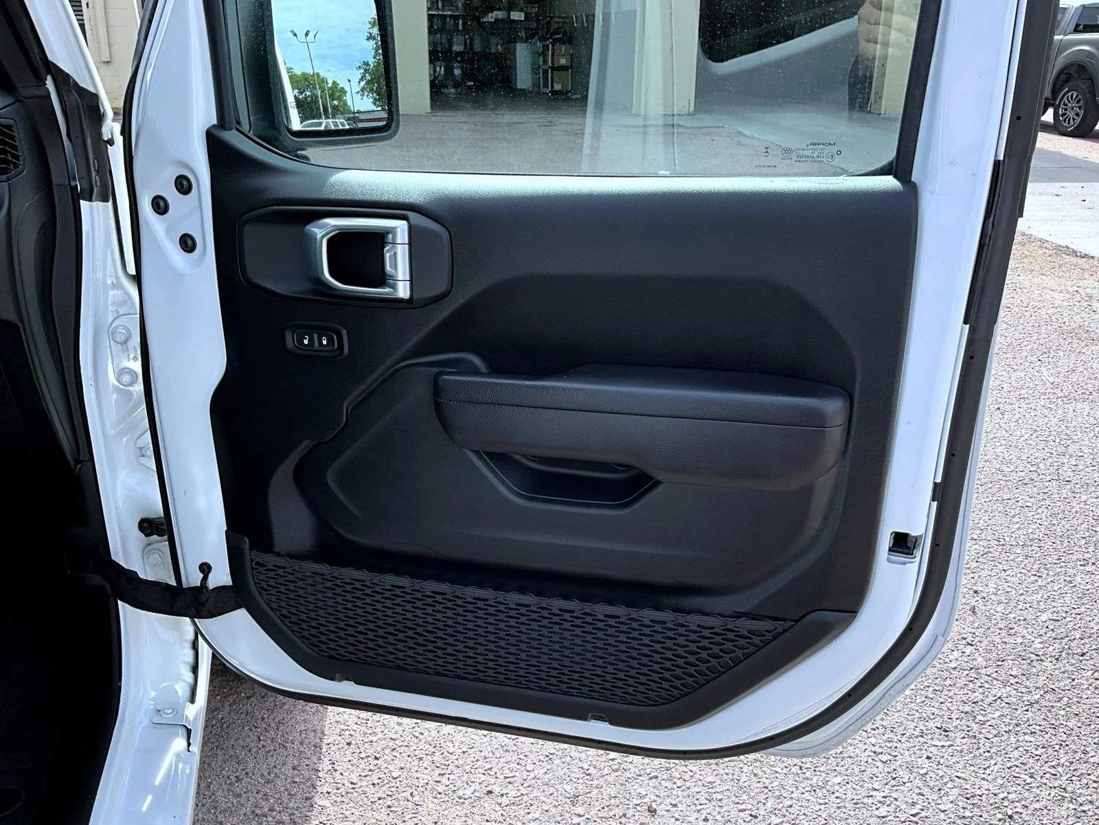 Used 2023 White Jeep Sport S image 17