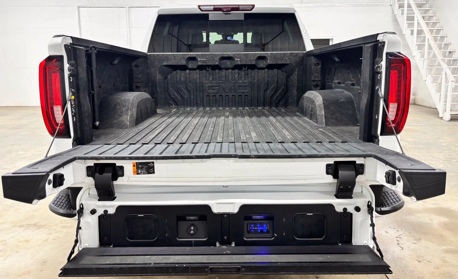 Used 2024 White GMC AT4 image 26