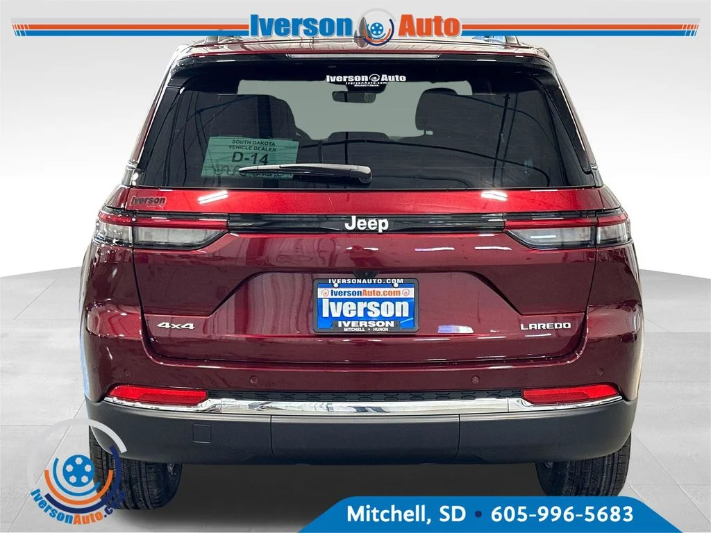 New 2026 Velvet Red Pearl-Coat Exterior Paint Jeep Laredo X image 6