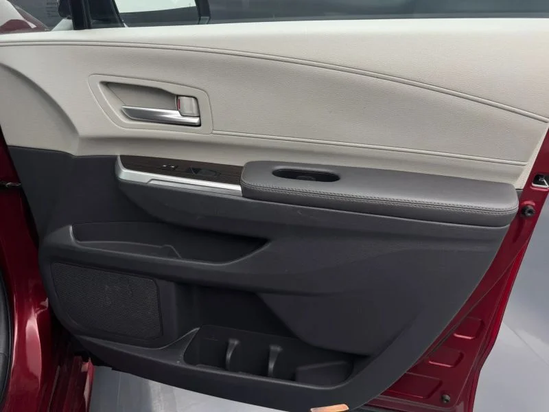 Used 2023  Toyota XLE Minivan 4D image 30