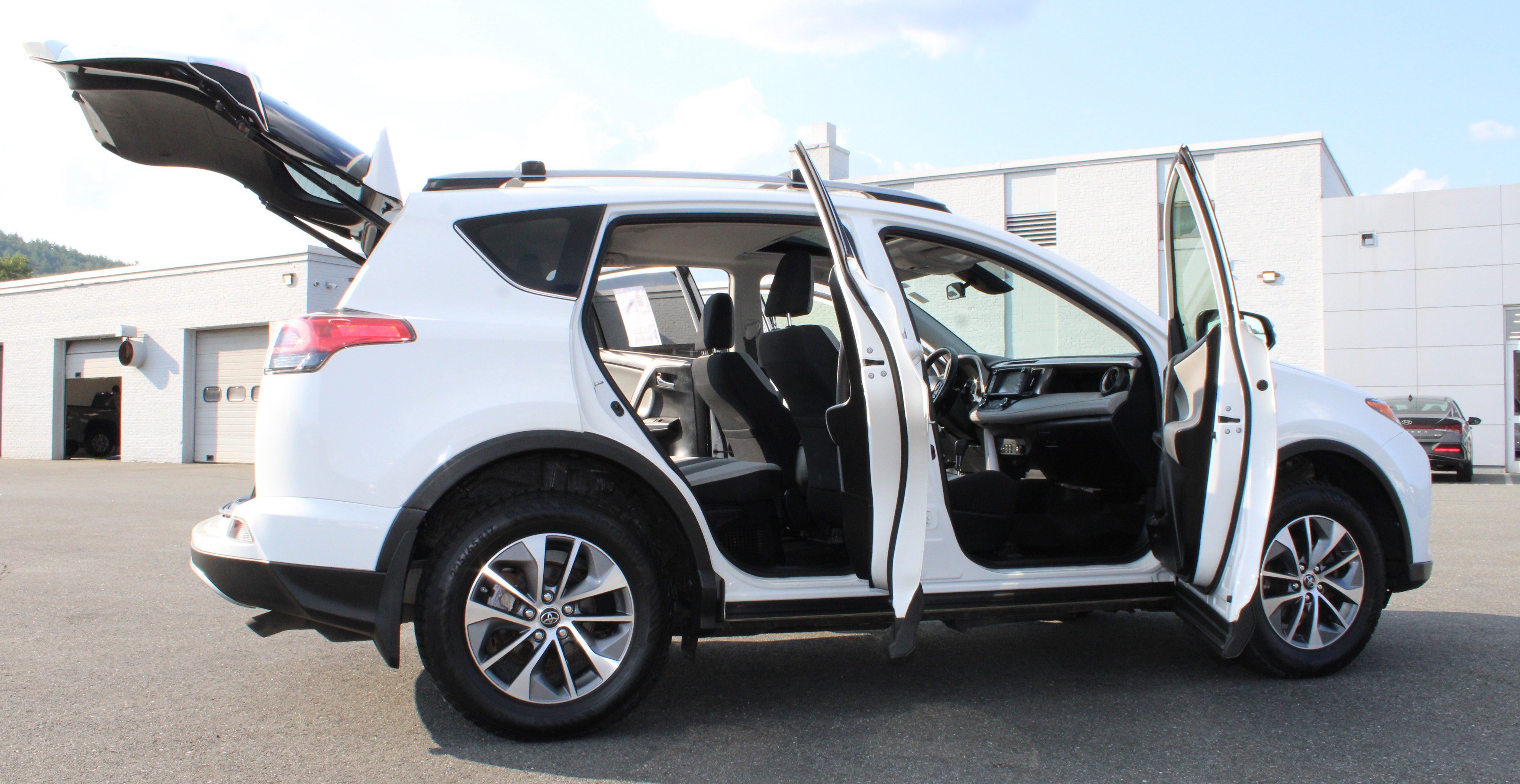 Used 2018 White Toyota  image 16