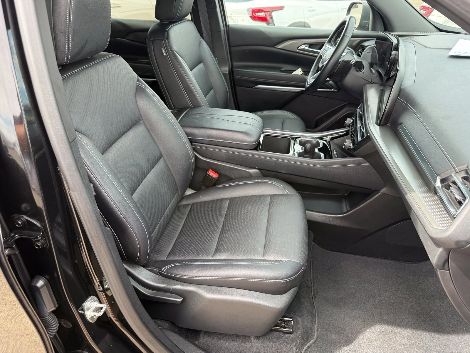 2025 Chevrolet Traverse LT - Photo 31