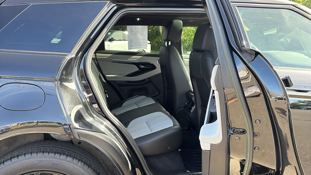Used 2023 Black Land Rover R-Dynamic SE image 30