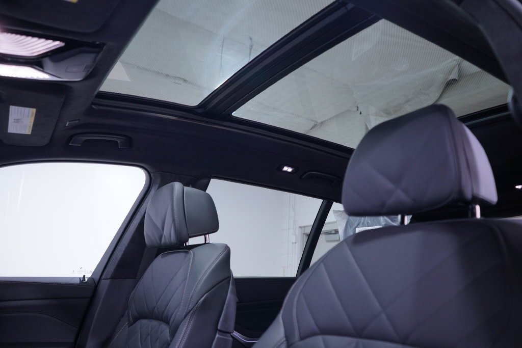 New 2027 Black Sapphire Metallic BMW xDrive40i image 9