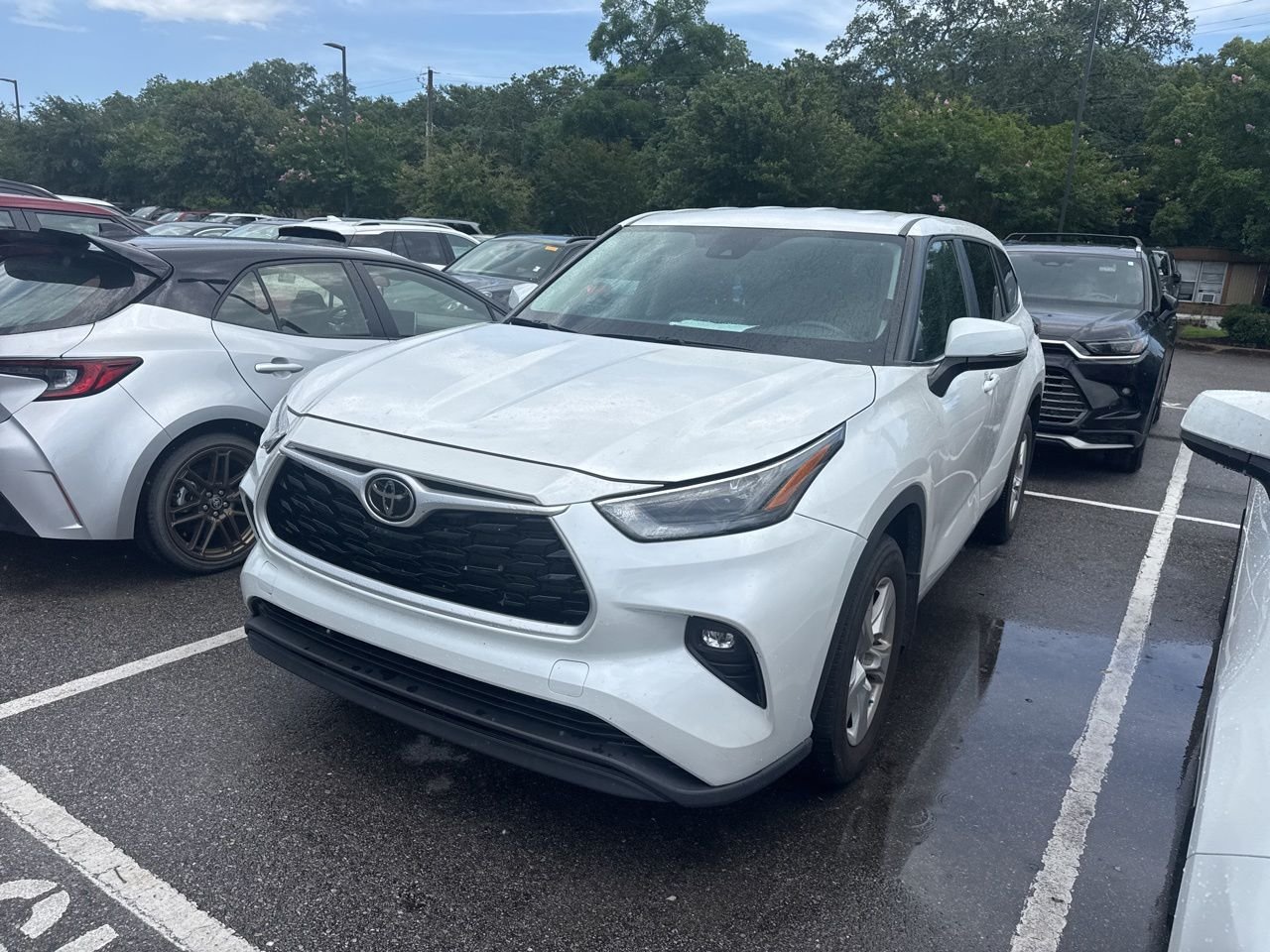 2024 Toyota Highlander LE FWD's photo