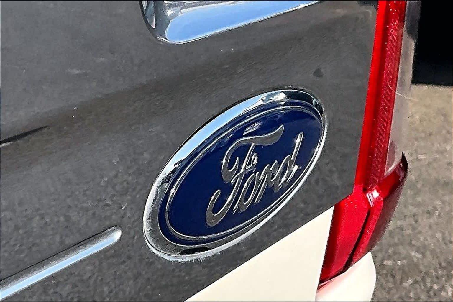 Used 2023 Star White Metallic Tri-Coat Ford Platinum image 32