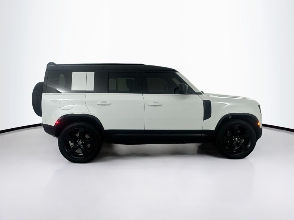 Used 2025 White Land Rover X-Dynamic SE image 4