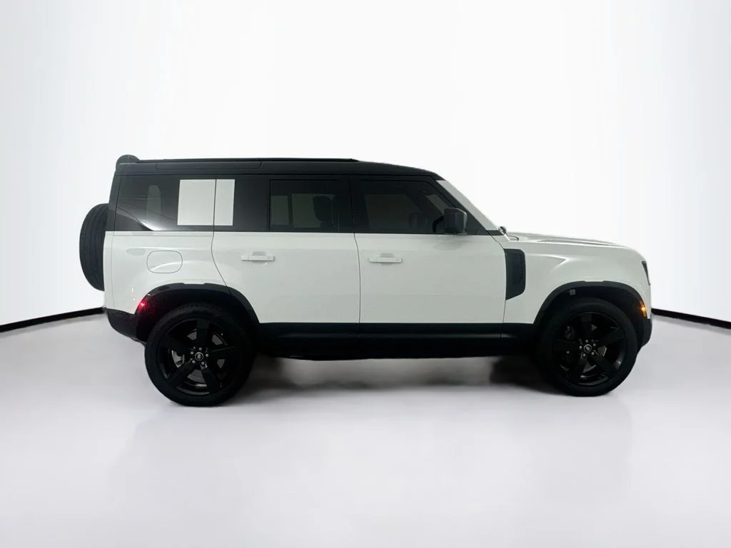 Used 2025 White Land Rover X-Dynamic SE image 4