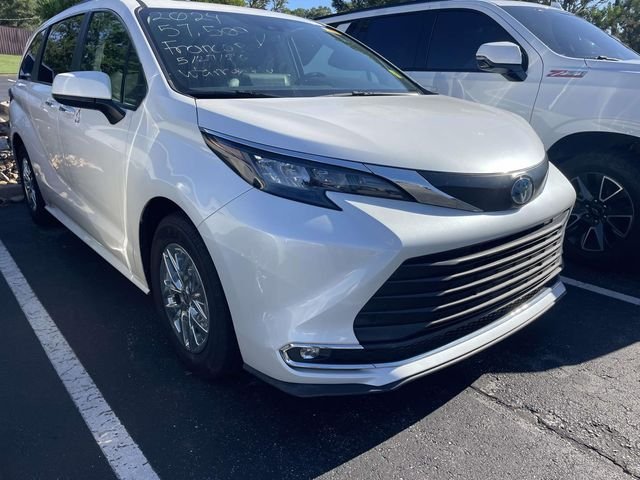2024 Toyota Sienna XLE 7-Passenger Hybrid FWD's photo
