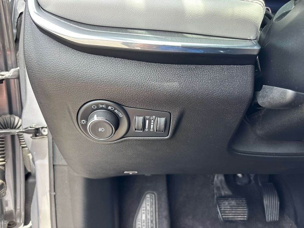 Used 2023 Silver Jeep Limited image 18